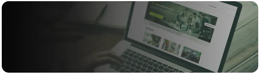 mulher branca de cabelos longo sorrindo ao usar um laptop