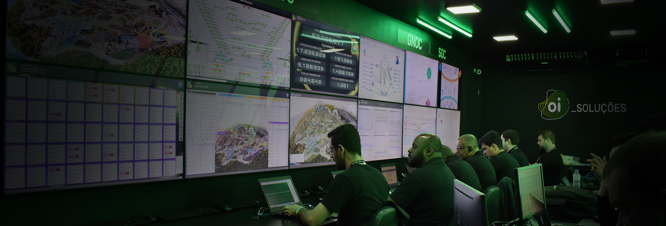 Pessoas trabalhando no NOC (Network Operations Center) da Oi Soluções